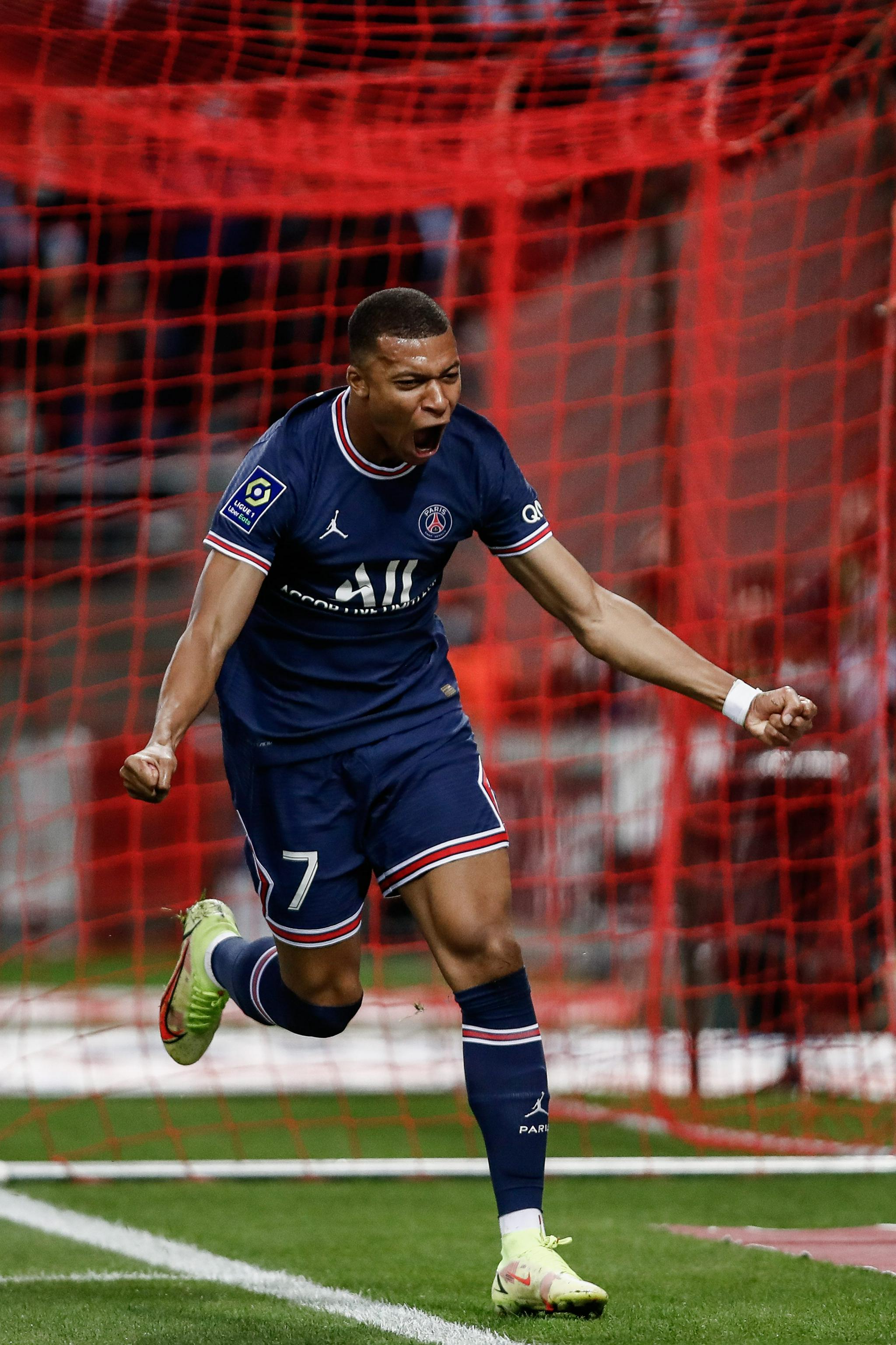 球星生日夜梅开二度，收获双喜（生日之夜两度破门，双喜临门）