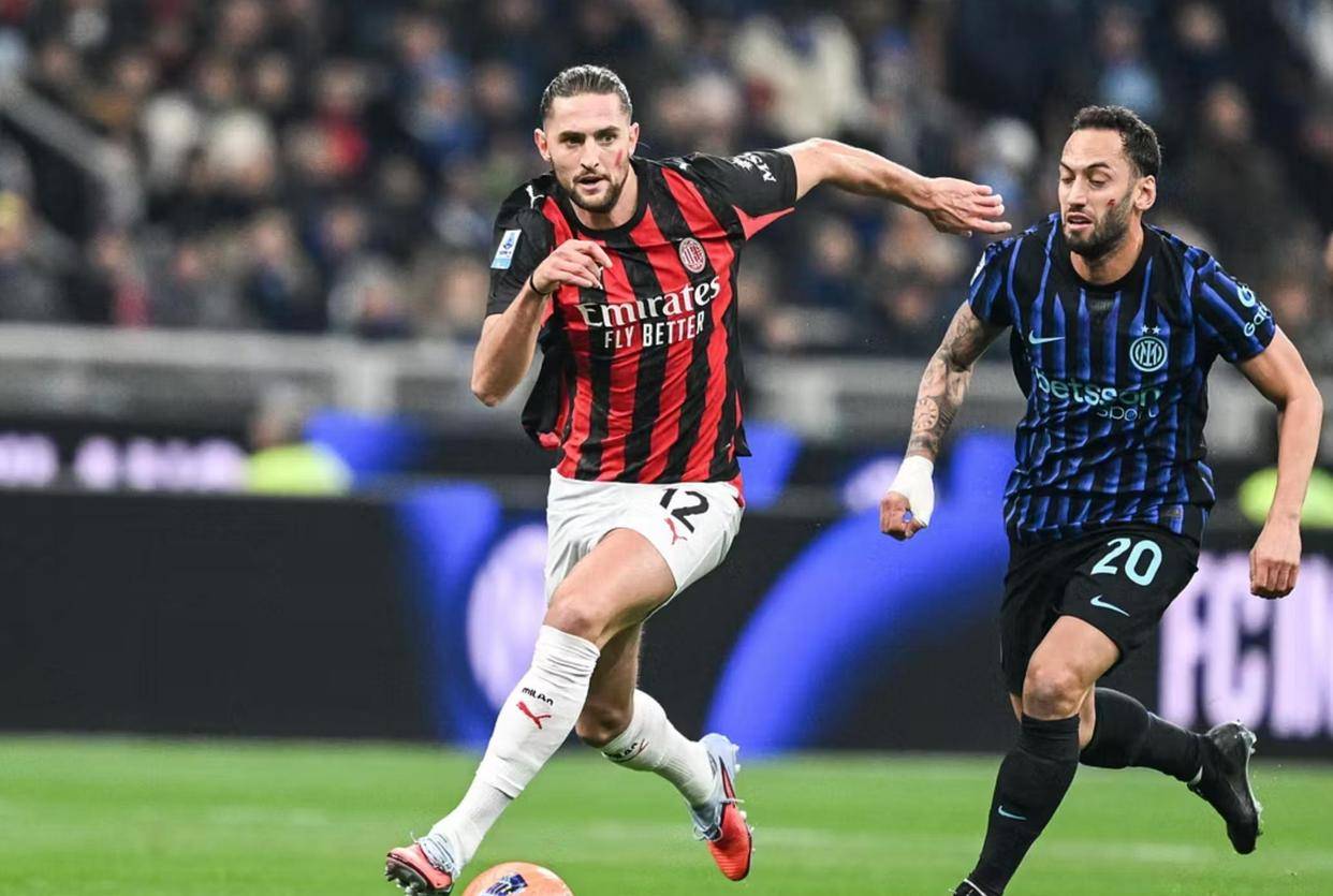 有些尴尬，巴林门将在成功扑救后不慎用脚打入乌龙且弄伤自己（尴尬一幕：巴林门将扑救成功却误踢乌龙，还因此受伤）